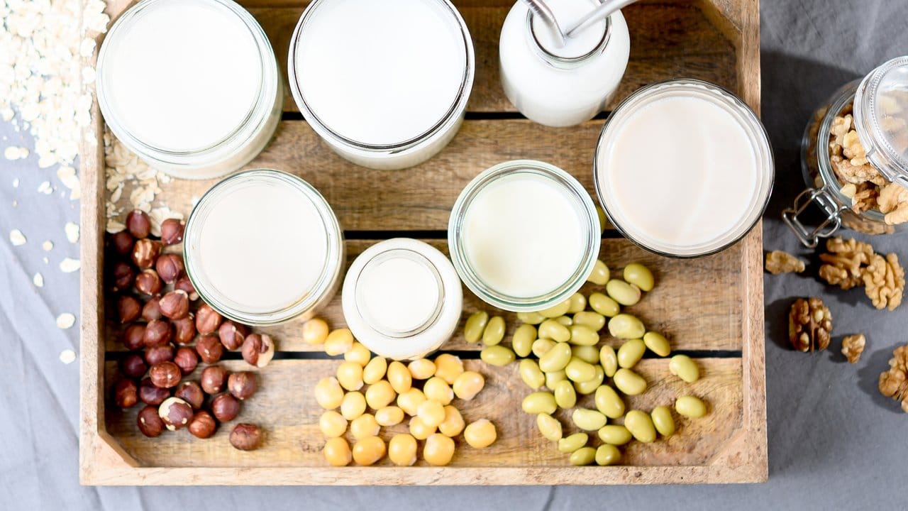 Pflanzendrinks aus Nüssen, Hafer oder Lupinenkernen sind im Trend: Je nach Sorte unterscheidet sich auch der Geschmack der Milchalternativen. Pflanzendrinks aus Nüssen, Hafer oder Lupinenkernen sind im Trend: Je nach Sorte unterscheidet sich auch der Geschmack der Milchalternativen.