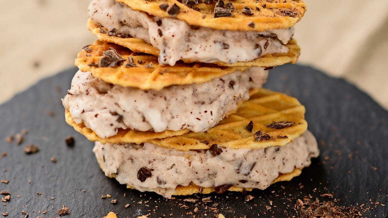 Aus Kokosmilch, Zucker, Reisdrink und Sojacreme sowie gehackter Schokolade wird auch ohne Milch Stracciatellaeis. Aus Kokosmilch, Zucker, Reisdrink und Sojacreme sowie gehackter Schokolade wird auch ohne Milch Stracciatellaeis.