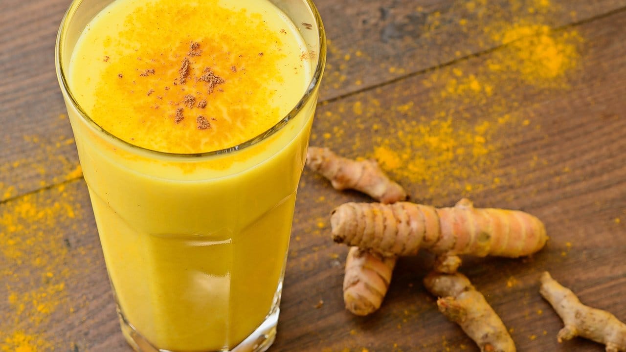 Kurkuma macht Goldene Milch so leuchtend gelb. Kurkuma macht Goldene Milch so leuchtend gelb.