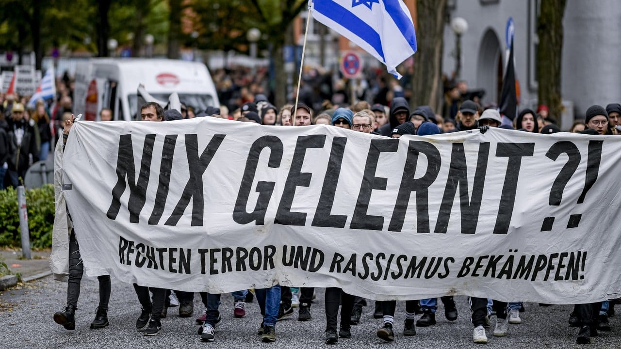 Nach dem Anschlags in Halle: Demonstration gegen Rechtsextremismus in Hamburg.