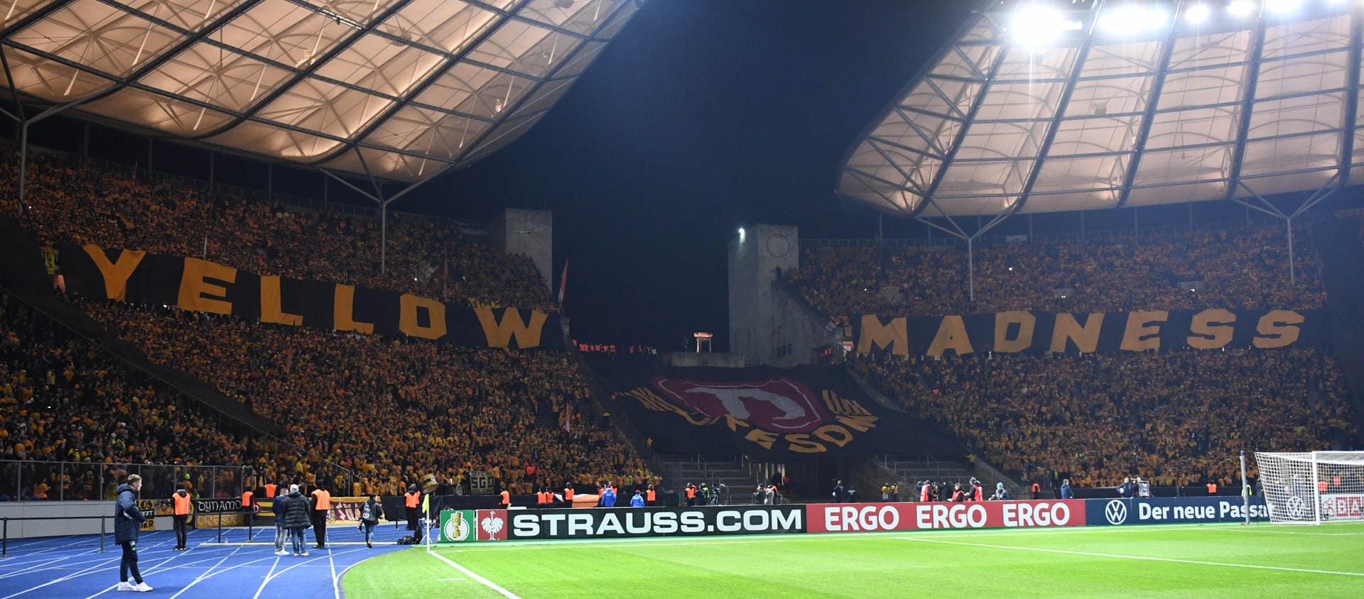 Im DFB-Pokal wird das Olympiastadion zum Schauplatz für eine atemberaubende Stimmung. Das liegt vor allem an den über 30.000 Gästefans, die die "Yellow Madness" ausrufen. Sie zündeten aber...