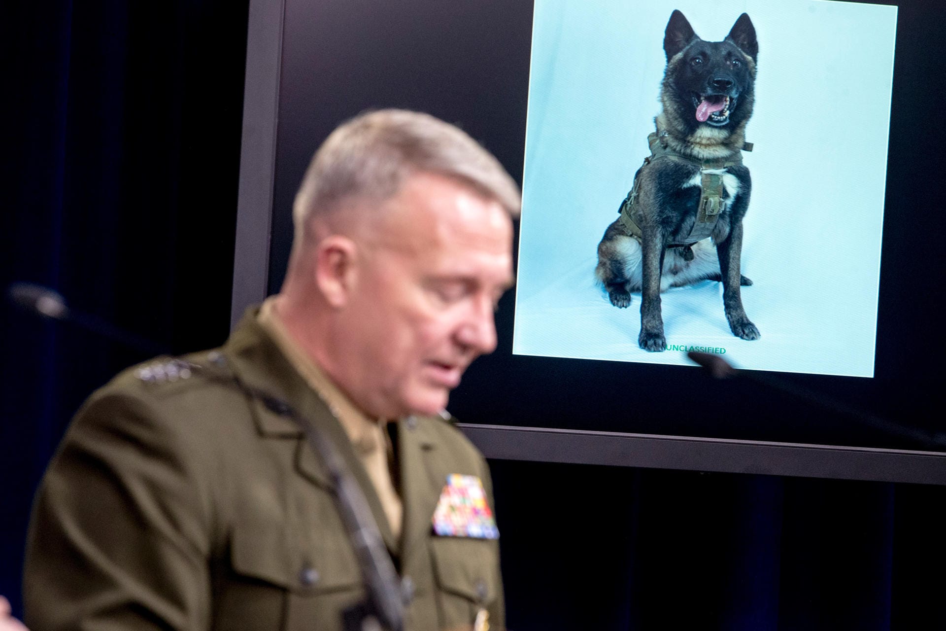 Kommandeur Kenneth McKenzie spricht vor Journalisten: Ein Hund des US-Militär ist bei dem Einsatz verletzt worden.