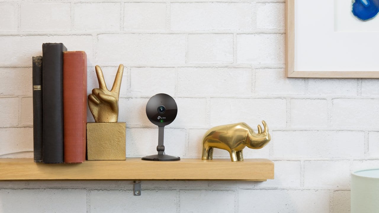 Sieht aus wie eine Skulptur und fällt auf den ersten, schnellen Blick gar nicht als Kamera auf: die Kasa Cam von TP-Link. Sieht aus wie eine Skulptur und fällt auf den ersten, schnellen Blick gar nicht als Kamera auf: die Kasa Cam von TP-Link.