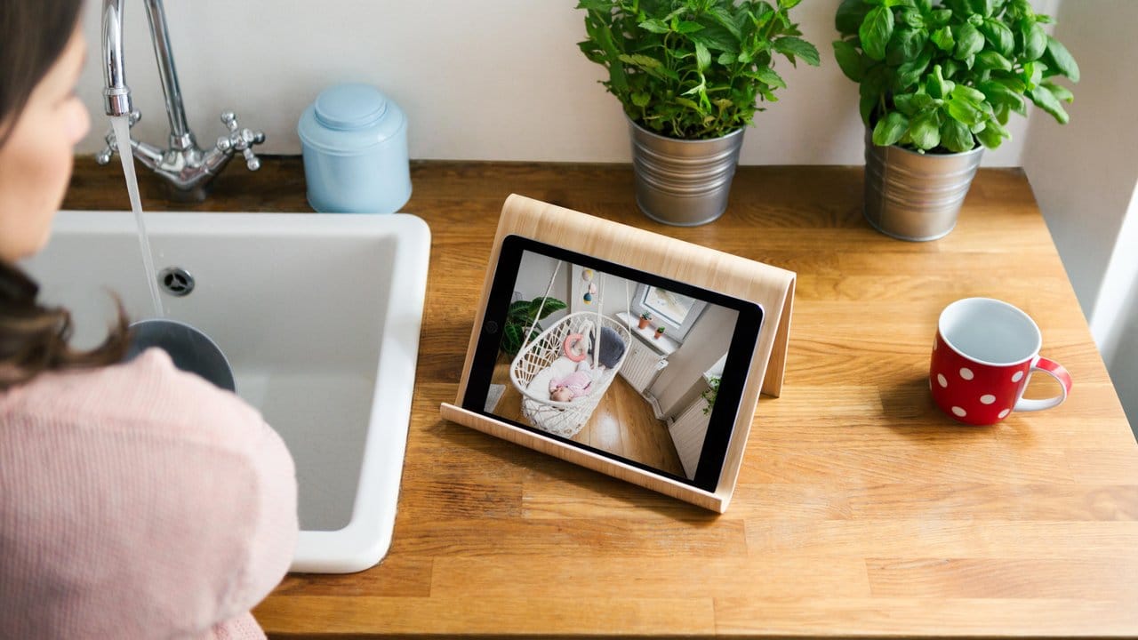 Auch um die Kleinen im Blick zu behalten, kann man IP-Kameras nutzen - wie hier bei Bosch wird das Bild aus dem Kinderzimmer auf den Bildschirm gesendet. Auch um die Kleinen im Blick zu behalten, kann man IP-Kameras nutzen - wie hier bei Bosch wird das Bild aus dem Kinderzimmer auf den Bildschirm gesendet.