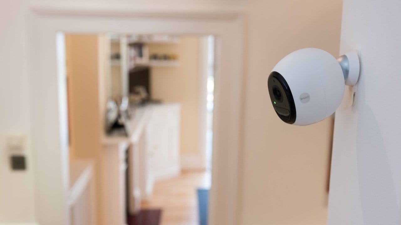Das Persönlichkeitsrecht von Gästen endet nicht am Eingang zur Wohnung: Auch bei der Überwachung in den eigenen vier Wänden gibt es rechtliche Grenzen. Das Persönlichkeitsrecht von Gästen endet nicht am Eingang zur Wohnung: Auch bei der Überwachung in den eigenen vier Wänden gibt es rechtliche Grenzen.