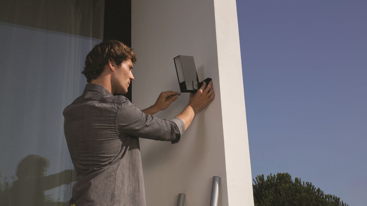 Wer Kameras wie die Netatmo Presence zur Überwachung außen am Haus anbringt, muss wissen: Sie dürfen in der Regel nur das eigene Grundstück filmen. Wer Kameras wie die Netatmo Presence zur Überwachung außen am Haus anbringt, muss wissen: Sie dürfen in der Regel nur das eigene Grundstück filmen.