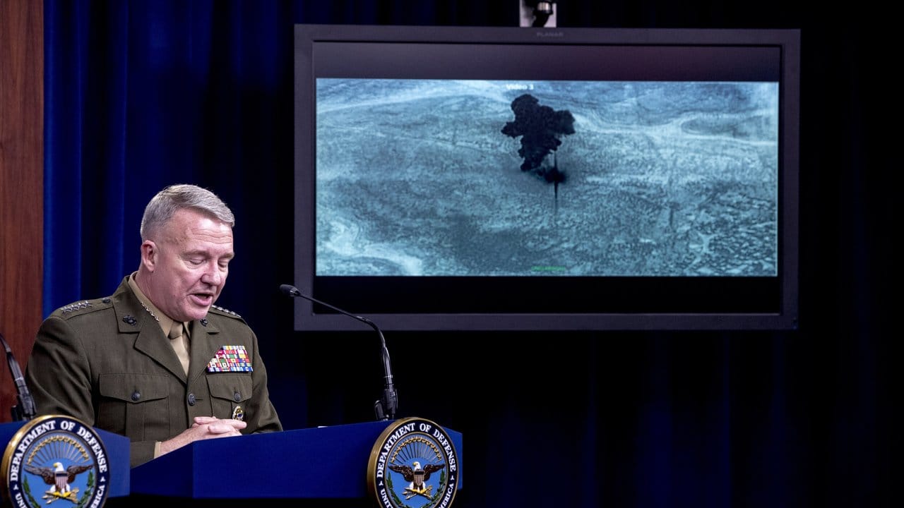 US-General Kenneth McKenzie präsentiert ein Video des Einsatzes von US-Spezialkräften, der zum Tod des IS-Anführers führte.