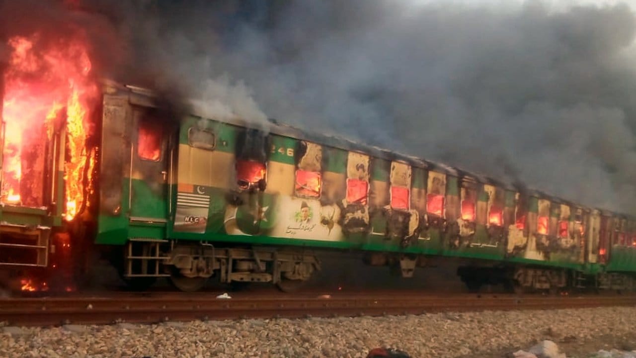 Das mit einem Mobiltelefon aufgenommene Foto zeigt den Brand eines Personenzuges in Pakistans östlicher Punjab-Provinz.