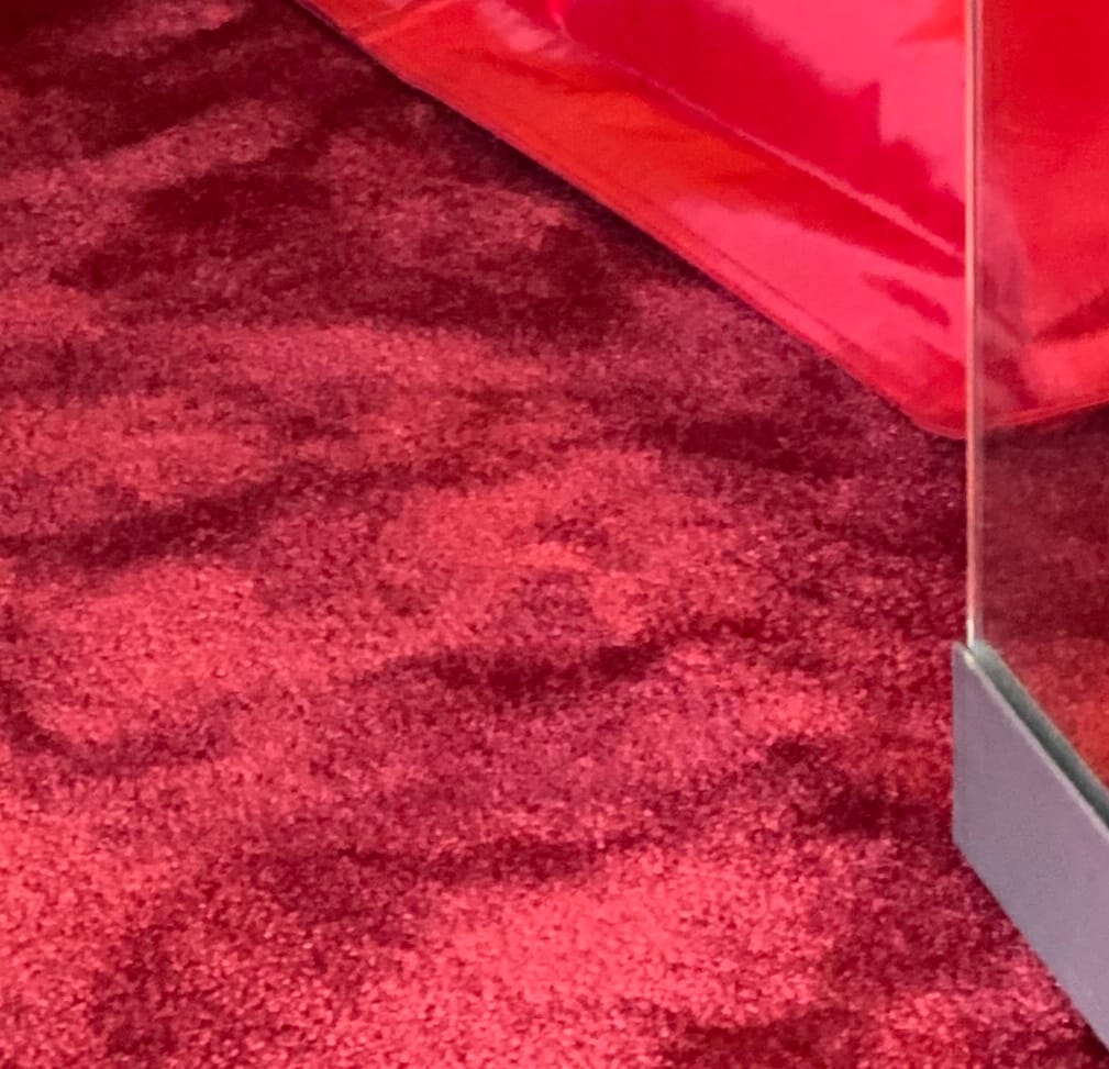 Bild ohne "Deep Fusion": Das Rot kommt zwar gut rüber, gerade im hinteren Bereich gehen die Details aber klar verloren. Sowohl Teppich als auch Couch sehen etwas matschig aus.