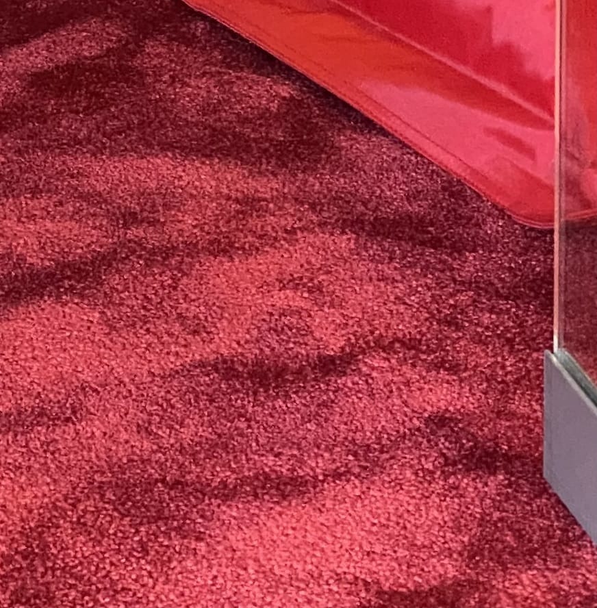 Bild mit "Deep Fusion": Die Fransenstruktur des Teppichs wird auch im hinteren Bereich detailreich gezeichnet. Auch die Textilsäume der Couch sind deutlich besser erkennbar. Insgesamt leidet dadurch etwas das leuchtende Rot. Auf dem Handydisplay sieht es aber auf den ersten Blick schärfer und besser aus.
