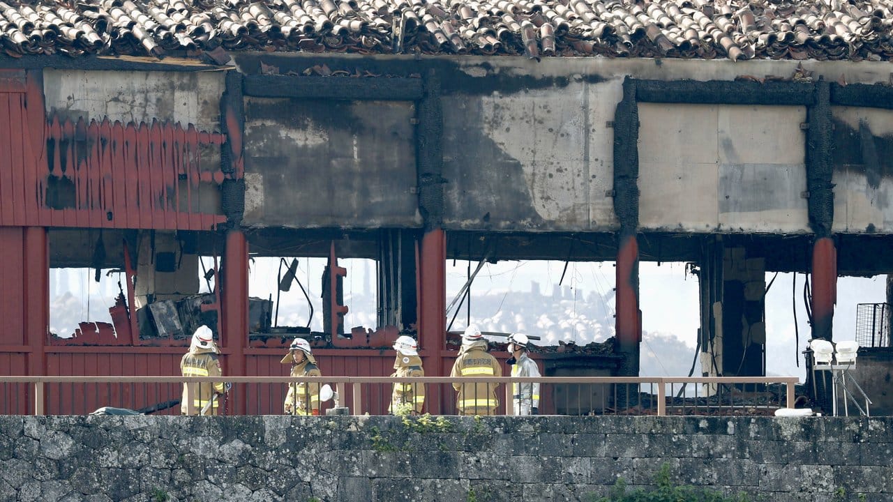 Feuerwehrleute bei dem Einsatz an Shuri-Burg.