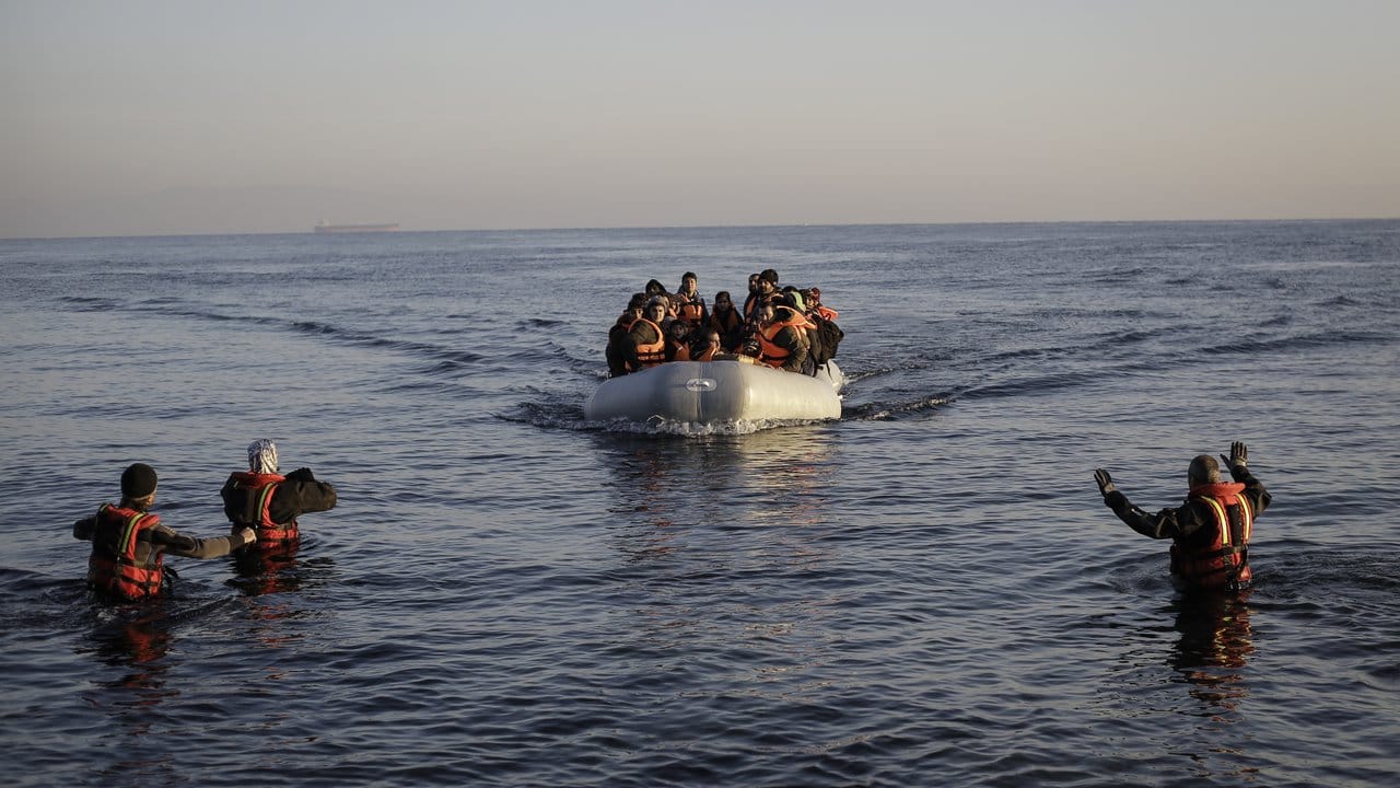 Sie haben es geschafft: Ein Flüchtlingsboot erreicht die griechische Insel Lesbos.