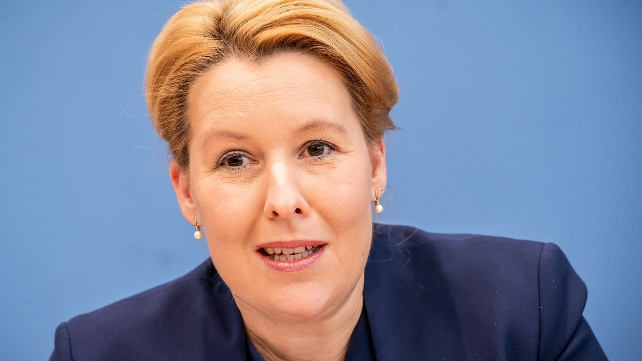 Bundesfamilienministerin Franziska Giffey (SPD) kann ihren Doktortitel behalten.