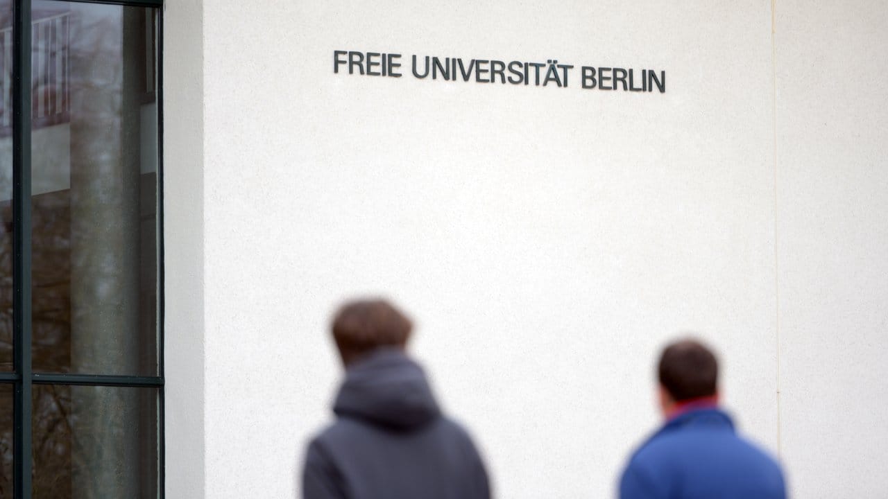 Die Freie Universität Berlin hatte seit Februar Giffeys Doktorarbeit geprüft, nachdem Plagiatsjäger auf Unregelmäßigkeiten hingewiesen hatten.