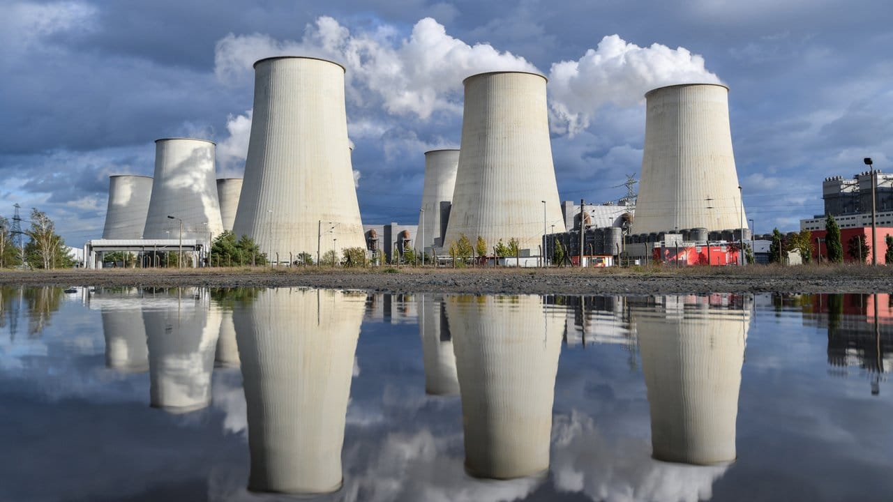 Kühltürme des Braunkohlekraftwerkes Jänschwalde: Die Kläger werfen der schwarz-roten Regierung vor, nicht genug für die Reduzierung der Treibhausgas-Emissionen zu tun.
