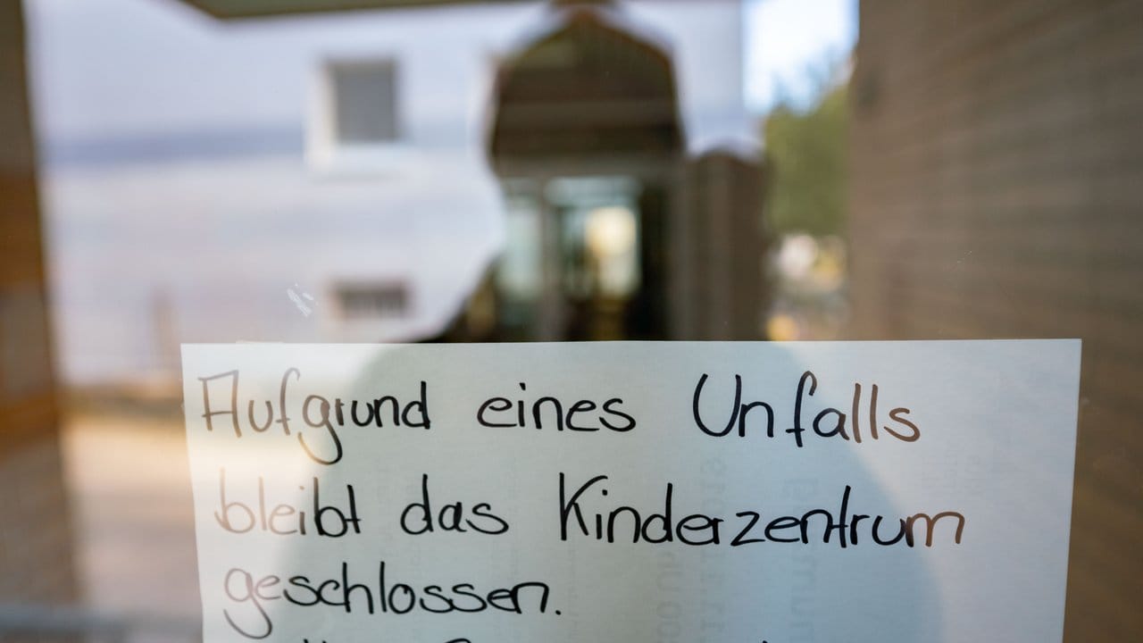Ein handgeschriebenes Schild weist auf die Schließung der Frankfurter Kita hin. Ein handgeschriebenes Schild weist auf die Schließung der Frankfurter Kita hin.