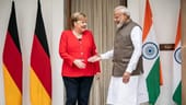 Bundeskanzlerin Angela Merkel wird vom indischen Ministerpräsidenten Narendra Modi begrüßt.