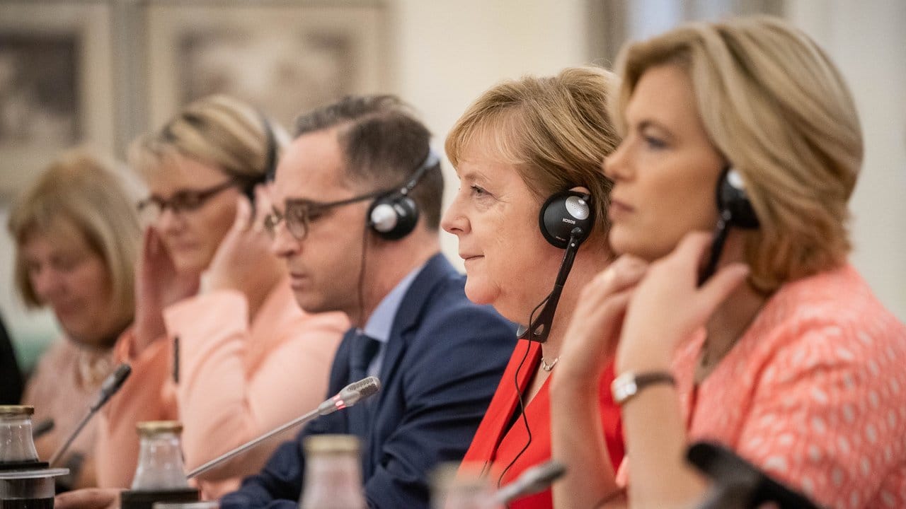 Mehrere Kabinettsmitglieder begleiten die Kanzlerin: Forschungsministerin Anja Karliczek (v.