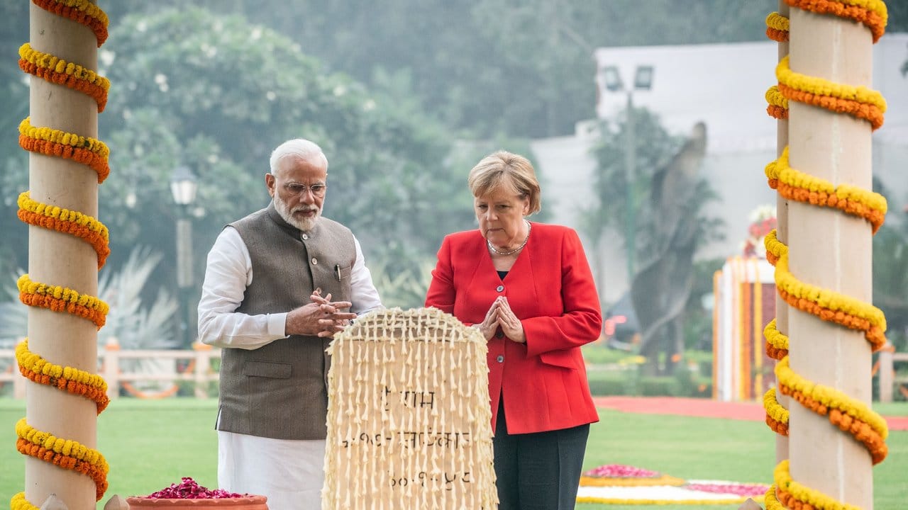 An dem Ort, an dem Gandhi erschossen wurde, faltet Angela Merkel neben Premier Narendra Modi ihre Hände zum Gedenken.