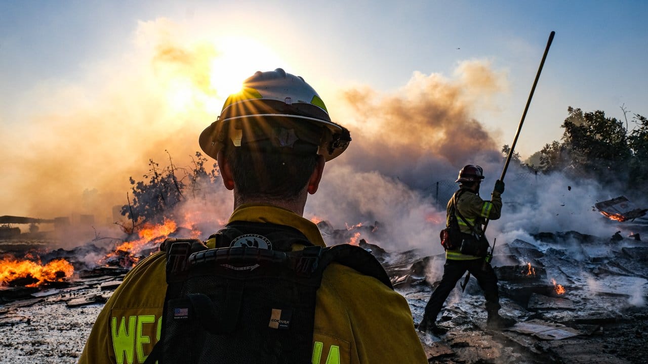 Feuerwehrleute nähern sich einem Feuer, das nordwestlich von Los Angeles mehr als 6000 Gebäude bedroht hat.