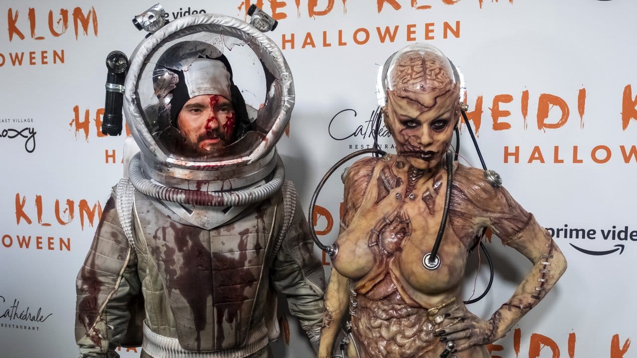Heidi Klum (r) und ihr Ehemann Tom Kaulitz vor ihrer Halloween-Party.