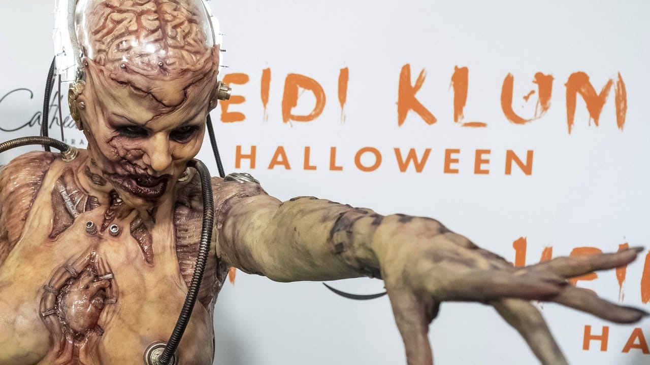 Heidi Klum als Zombie verkleidet vor ihrer Halloween-Party.