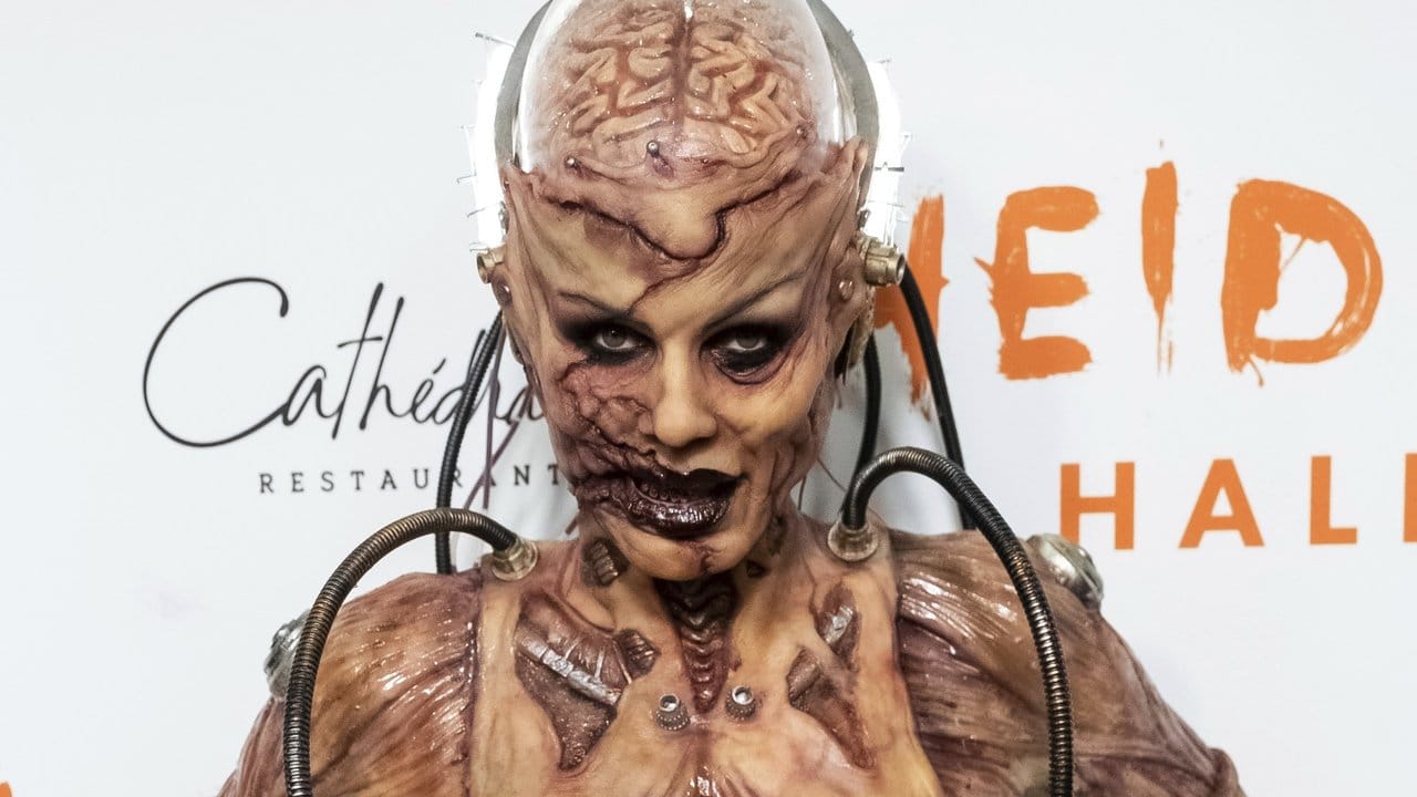 Heidi Klum als Zombie verkleidet vor ihrer Halloween-Party.