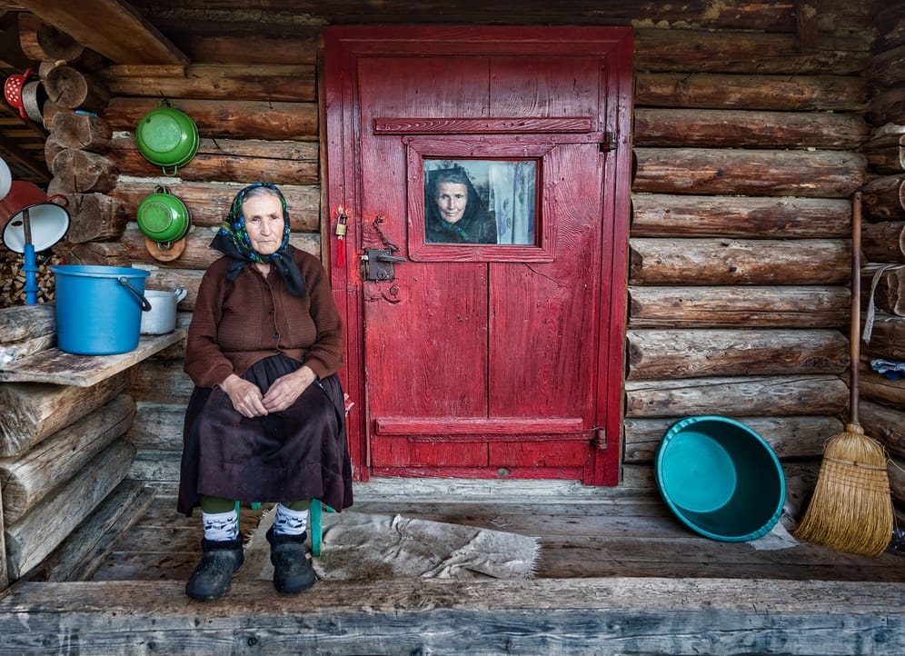 Sisters: Zwei ältere Schwestern in ihrem ruhigen Haus in einem Dorf in Maramures, gelegen in den Bergen von Rumänien an der Grenze zur Ukraine.