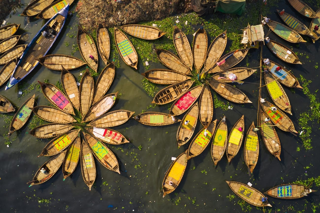 Traditionelle Holzboote in Sadarghat, (Bangladesh): Sie tragen Tausende von Arbeitern, die jeden Tag vom Stadtrand in Zentrum von Dhaka pendeln.