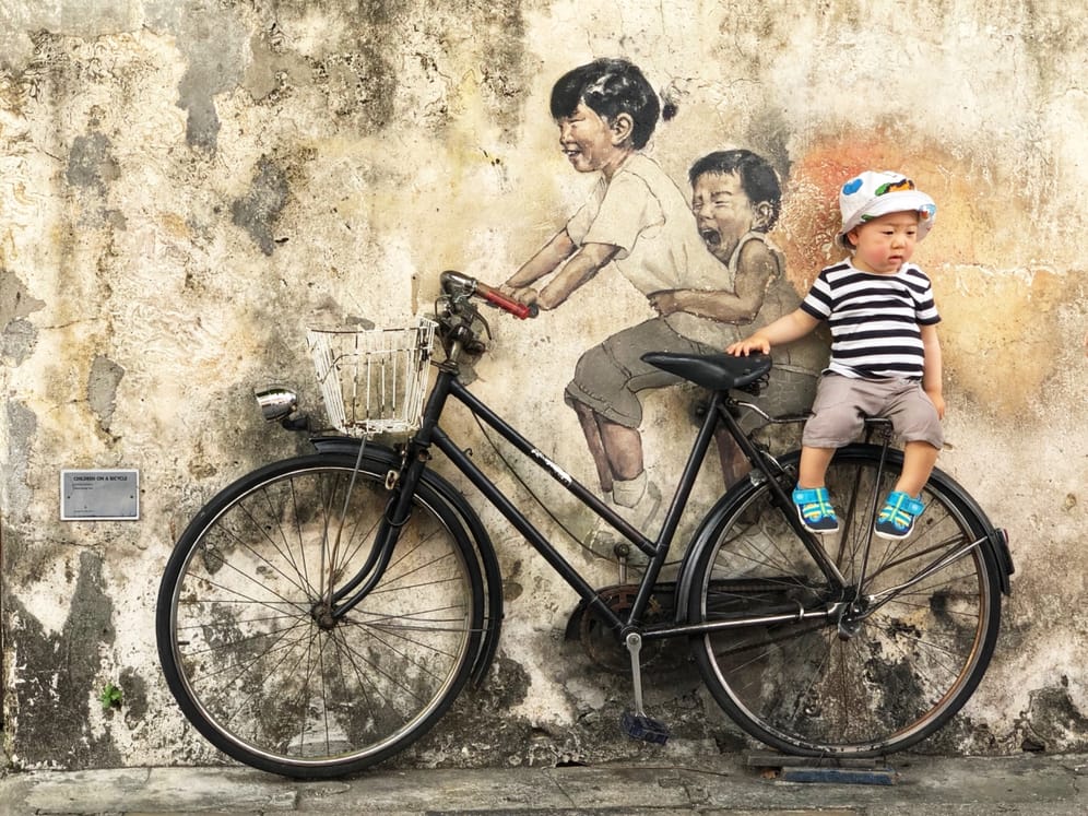 Can I have a ride please? In Malaysia fotografierte Christina Tam einen kleinen Jungen vor einer Wandmalerei.