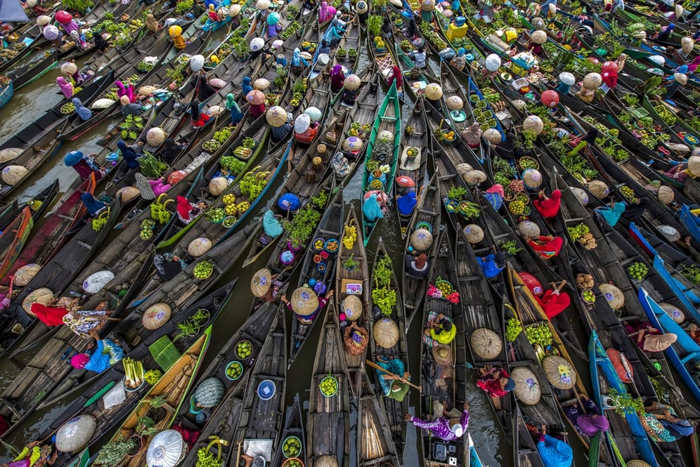 Indonesien: Son Nguyen hat hier einen sogenannten "Floating Market" oder schwimmenden Markt fotografiert.