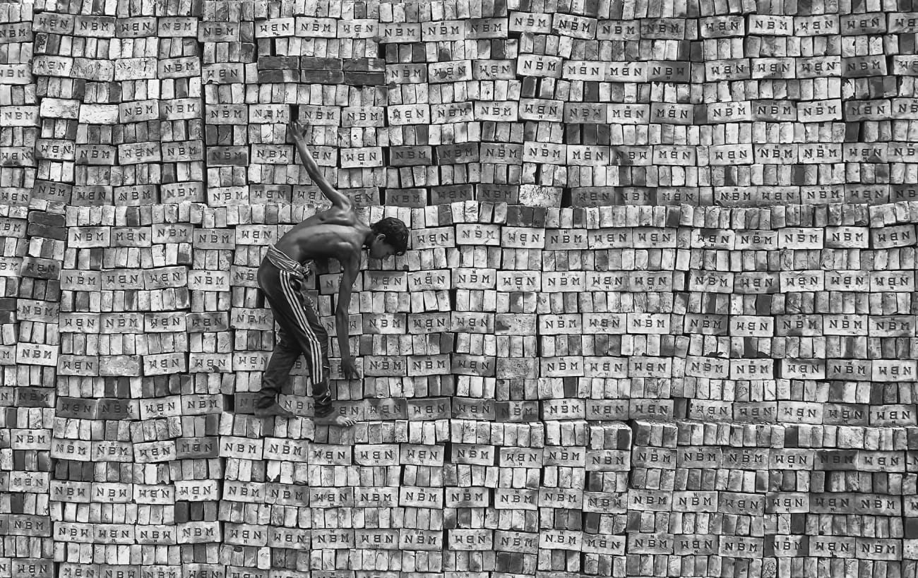 Tale of Brick: Der Fotograf Mohammad Rokonuzzaman Khan hat einen Jungen in Mitten von Tausenden Ziegelstienen festgehalten.