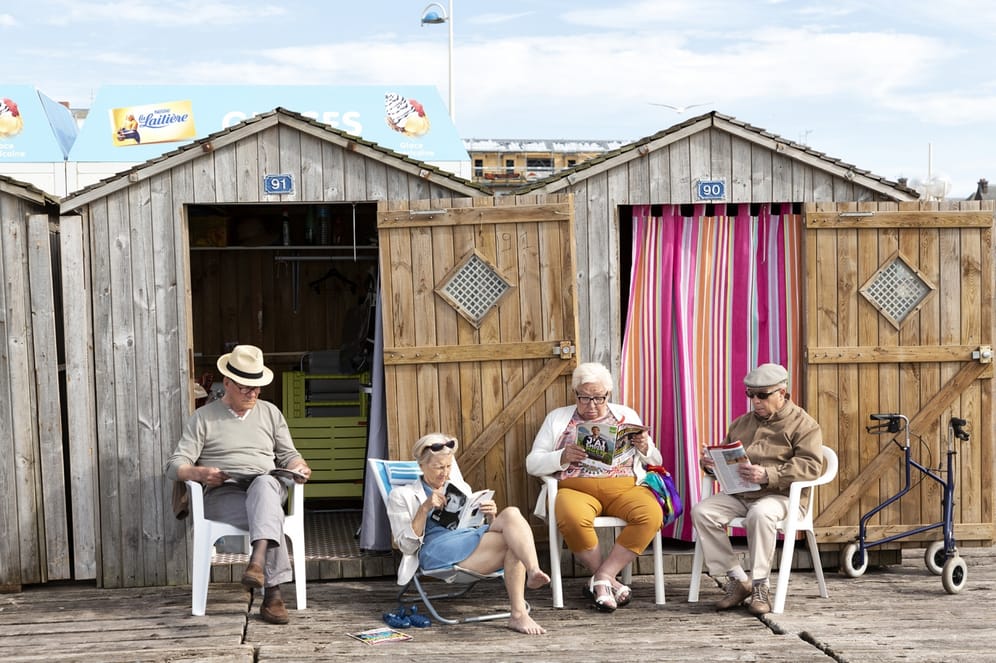 Ferien in der Normandie: Eine nette Gruppe von Rentnern am Strand, die den Tag genießen.
