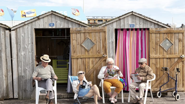 Ferien in der Normandie: Eine nette Gruppe von Rentnern am Strand, die den Tag genießen.