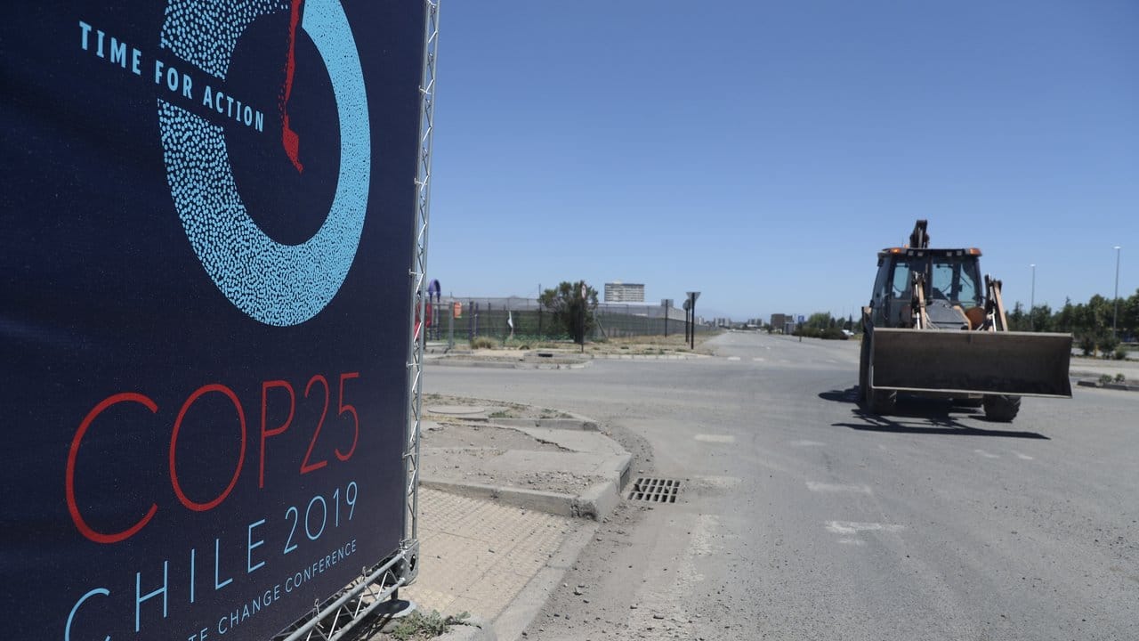 Wegen der heftigen sozialen Proteste im Land hat Chile die Ausrichtung des UN-Klimagipfels (COP25) abgesagt. Wegen der heftigen sozialen Proteste im Land hat Chile die Ausrichtung des UN-Klimagipfels (COP25) abgesagt.