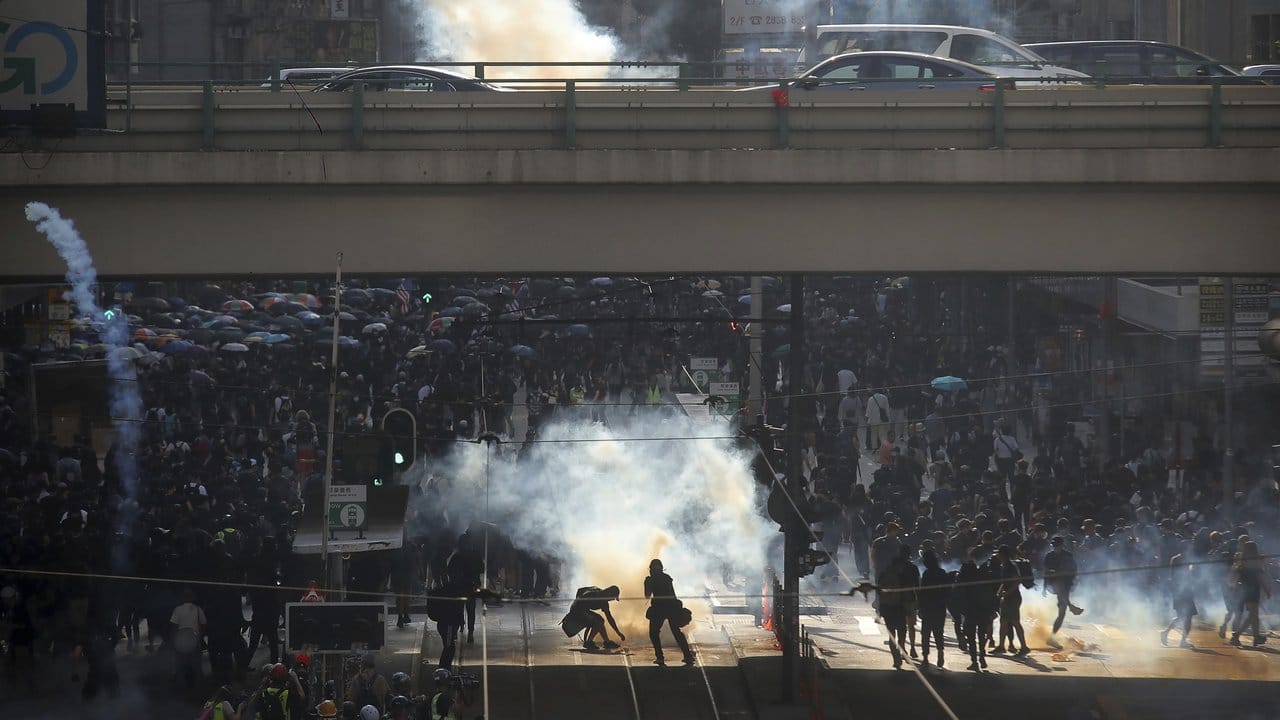 Die Polizei setzt Tränengas gegen Demonstranten bei einer Kundgebung ein. Die Polizei setzt Tränengas gegen Demonstranten bei einer Kundgebung ein.
