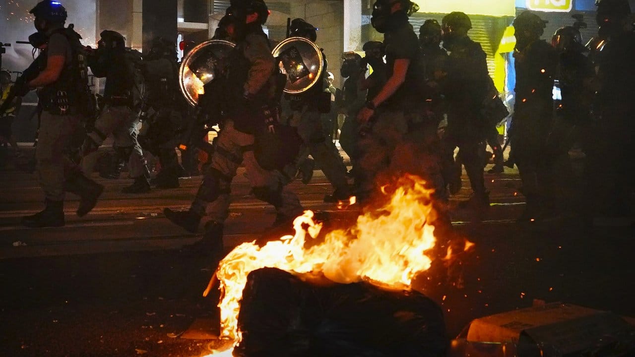 Demonstranten antworten dem Tränengaseinsatz der Polizei mit Brandbomben. Demonstranten antworten dem Tränengaseinsatz der Polizei mit Brandbomben.