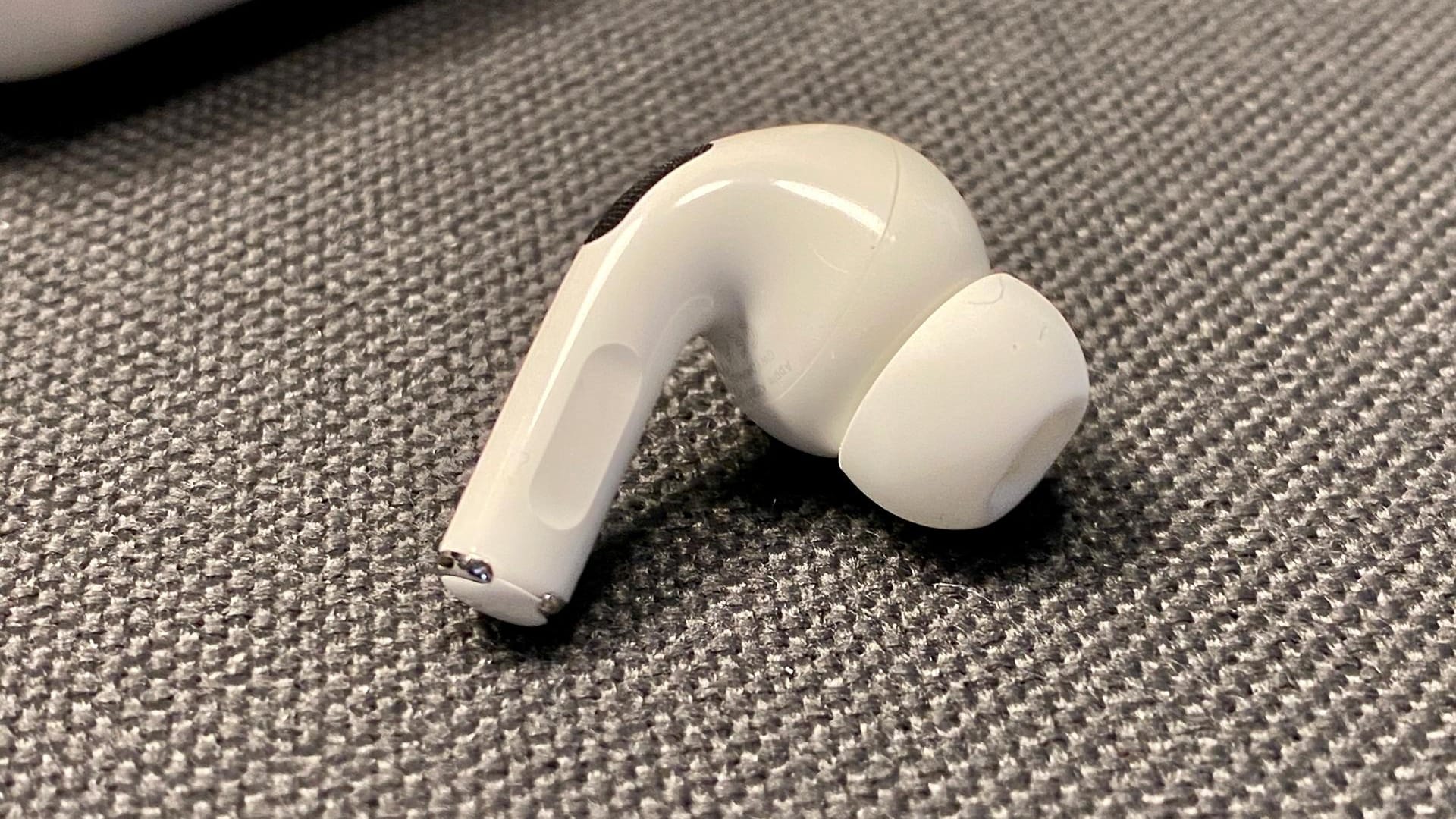 Ein AirPod Pro im Detail: Im Bereich des Stiels ist eine Einbuchtung zu erkennen. Das ist die Sensorfläche. Sie wird nicht einfach berührt, sonder muss für Interaktionen gedrückt werden. Etwas gewöhnungsbedürftig, funktioniert dann aber gut.