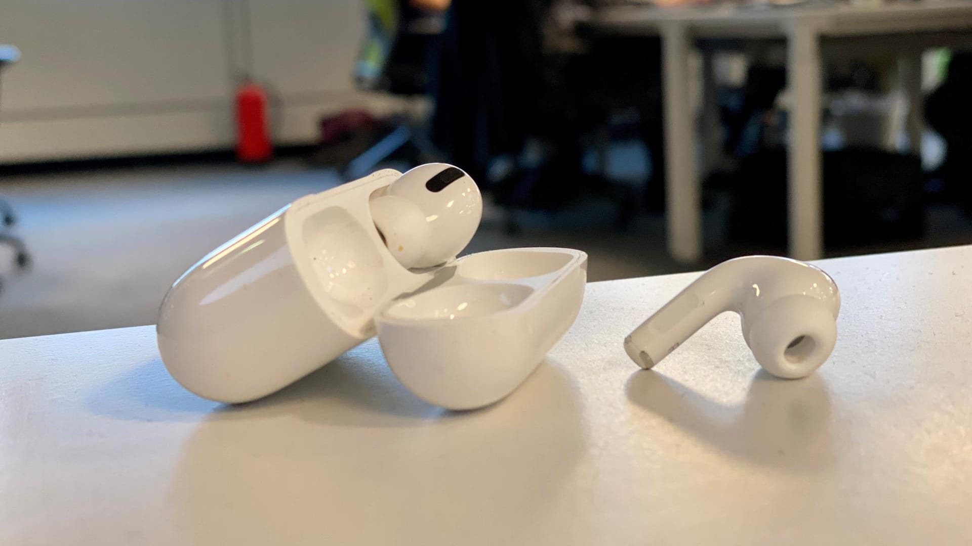 Apples AirPods Pro (279 Euro) sind etwas kompakter als die günstigeren Modelle. Außerdem bieten sie Geräuschunterdrückung. Die Ohrhörer schnappen magnetisch in die Ladeschale. Dort sitzen sie sicher. Auch der Deckel wird per Magnet verschlossen gehalten.