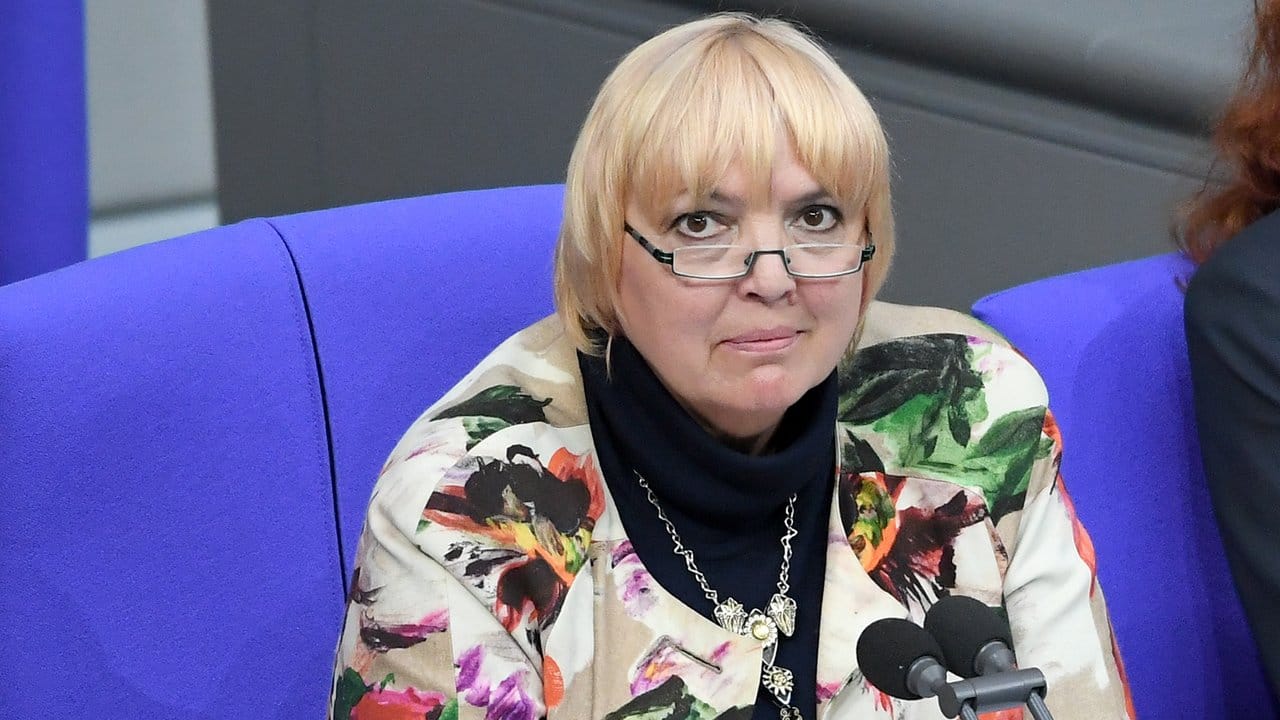 Bundestagsvizepräsidentin Claudia Roth ist mit dem Tode bedroht worden.