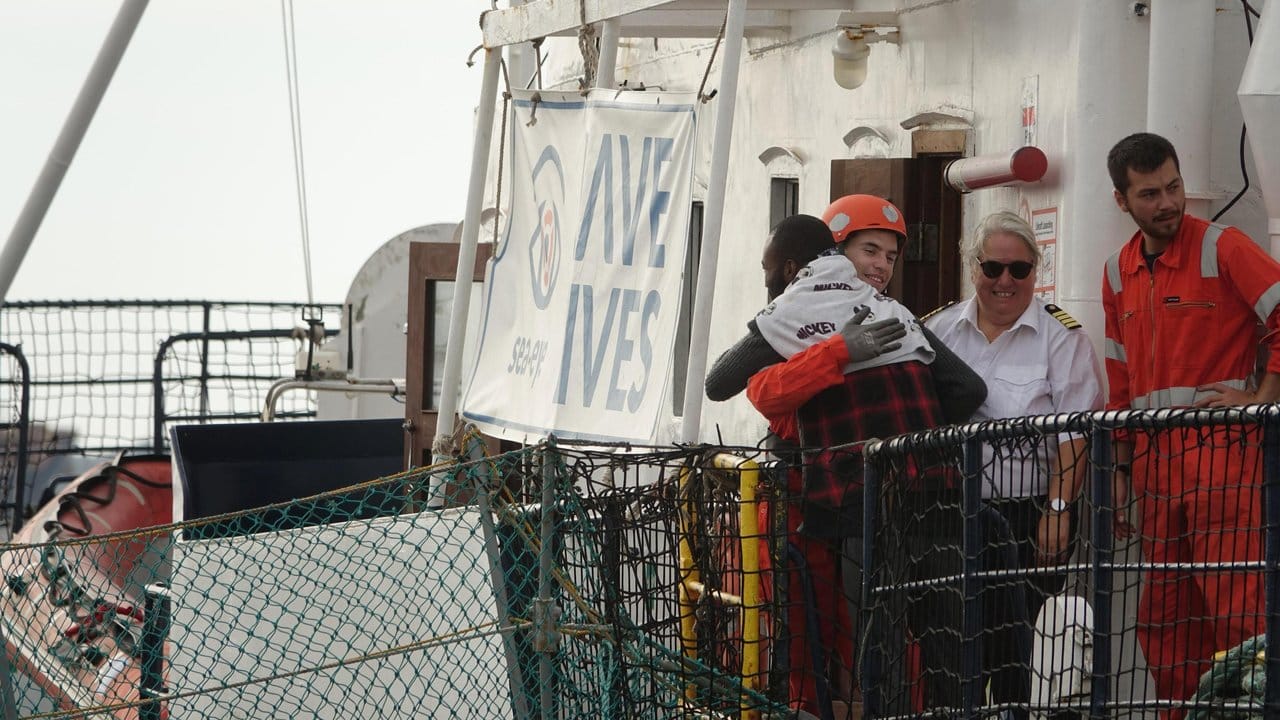 Das Rettungsschiff mit 88 Migranten an Bord hatte zuvor die Anlege-Erlaubnis der italienschen Regierung erhalten.