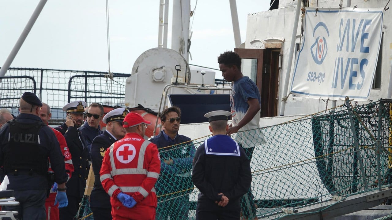 Ein Flüchtling geht in Tarent von Bord.