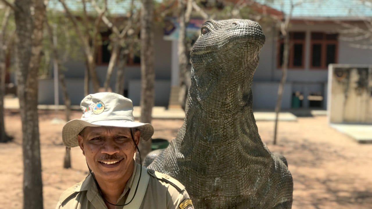 Chef-Ranger Johanes Rawineben einem Drachen-Denkmal im Nationalpark von Komodo.