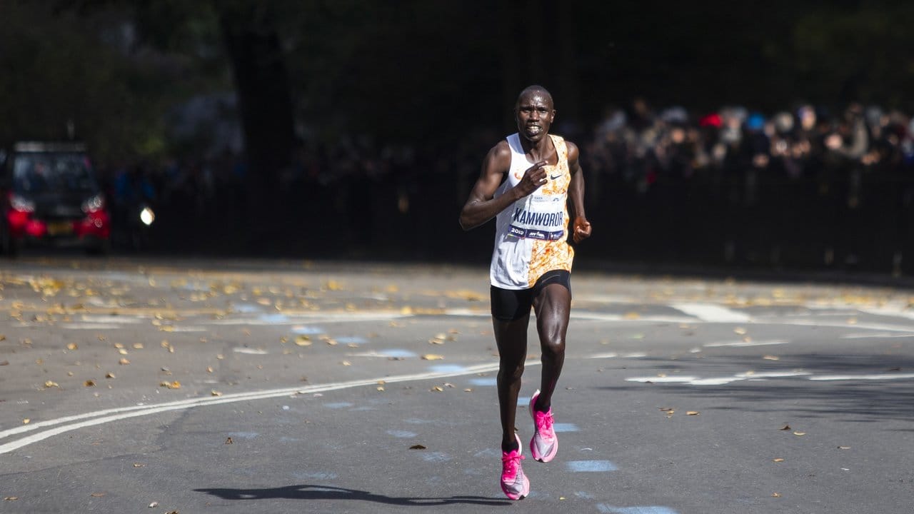 Kenias Laufasse haben beim New-York-Marathon durch Geoffrey Kamworor und Debütantin Jepkosgei einen souveränen Doppelsieg gefeiert.