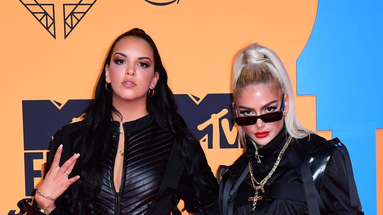 Die Rapperinnen Juju (l) und Loredana bei den MTV Europe Music Awards 2019.