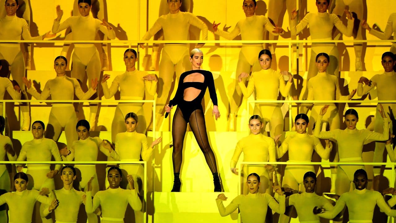 Die britische Sängerin Dua Lipa (m. Die britische Sängerin Dua Lipa (m.