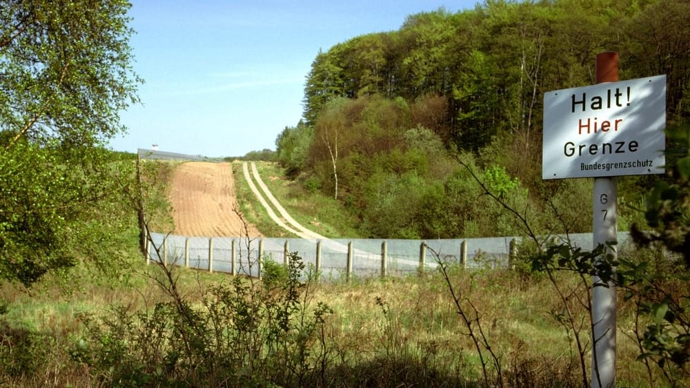 Blick von der Bundesrepublik auf die Sperrzäune. Elf Menschen starben in der Region, als die aus der DDR fliehen wollten.