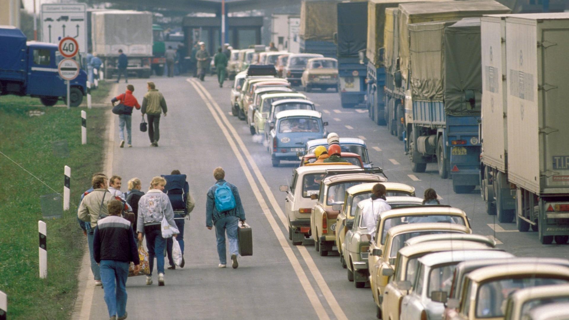 Warten auf die Ausreise 1989: Stau an der Grenze zur Tschechoslowakei