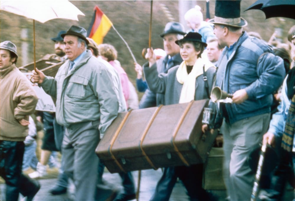 Auch nach dem Mauerfall endeten die Demonstrationen im Eichsfeld nicht, hier eine Kofferdemo, bei der Demonstranten 1990 von Ost nach West wanderten.