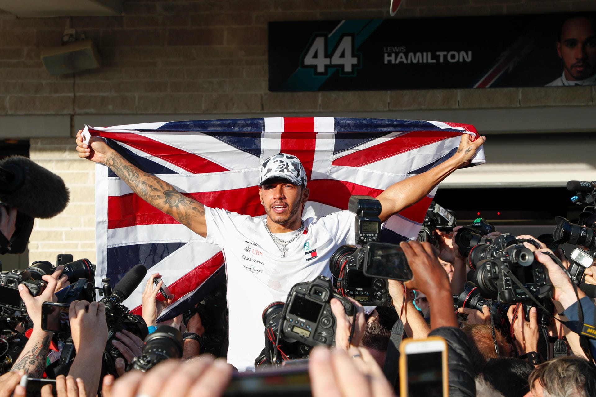 Am Sonntag gewann Lewis Hamilton seinen sechsten WM-Titel und avancierte damit zum zweiterfolgreichsten Formel-1-Fahrer aller Zeiten. Vor ihm schafften es bereits eine Reihe von Piloten auf den Olymp des Motorsports. t-online.de stellt Ihnen die Weltmeister der letzten 20 Jahre vor.